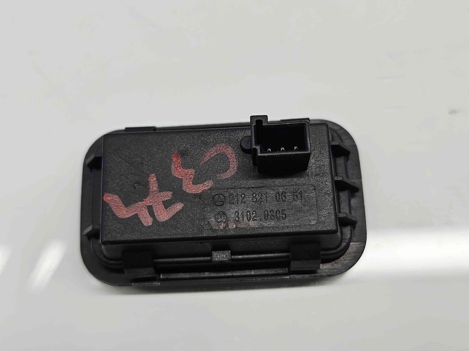 Buton deschidere portbagaj Mercedes Clasa C Combi (W205) [Fabr 2015-prezent] 2128210651 - imagine 2