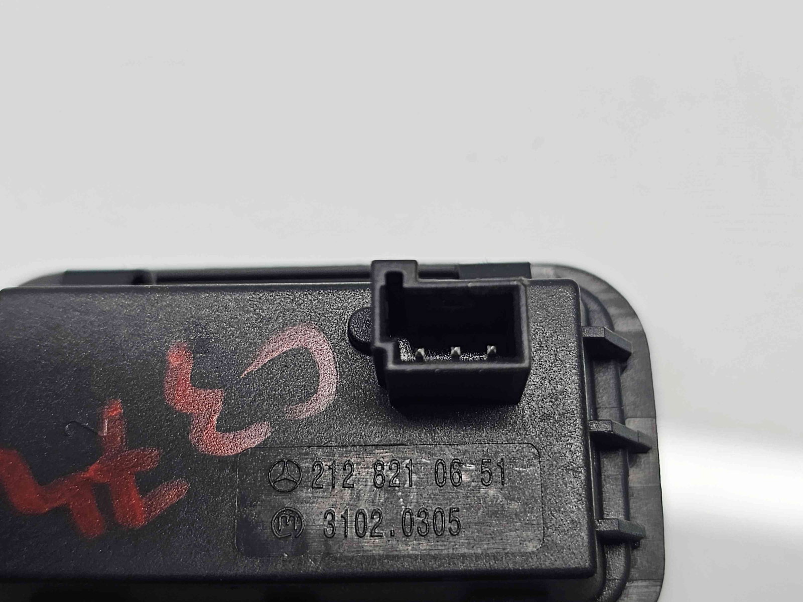 Buton deschidere portbagaj Mercedes Clasa C Combi (W205) [Fabr 2015-prezent] 2128210651 - imagine 4