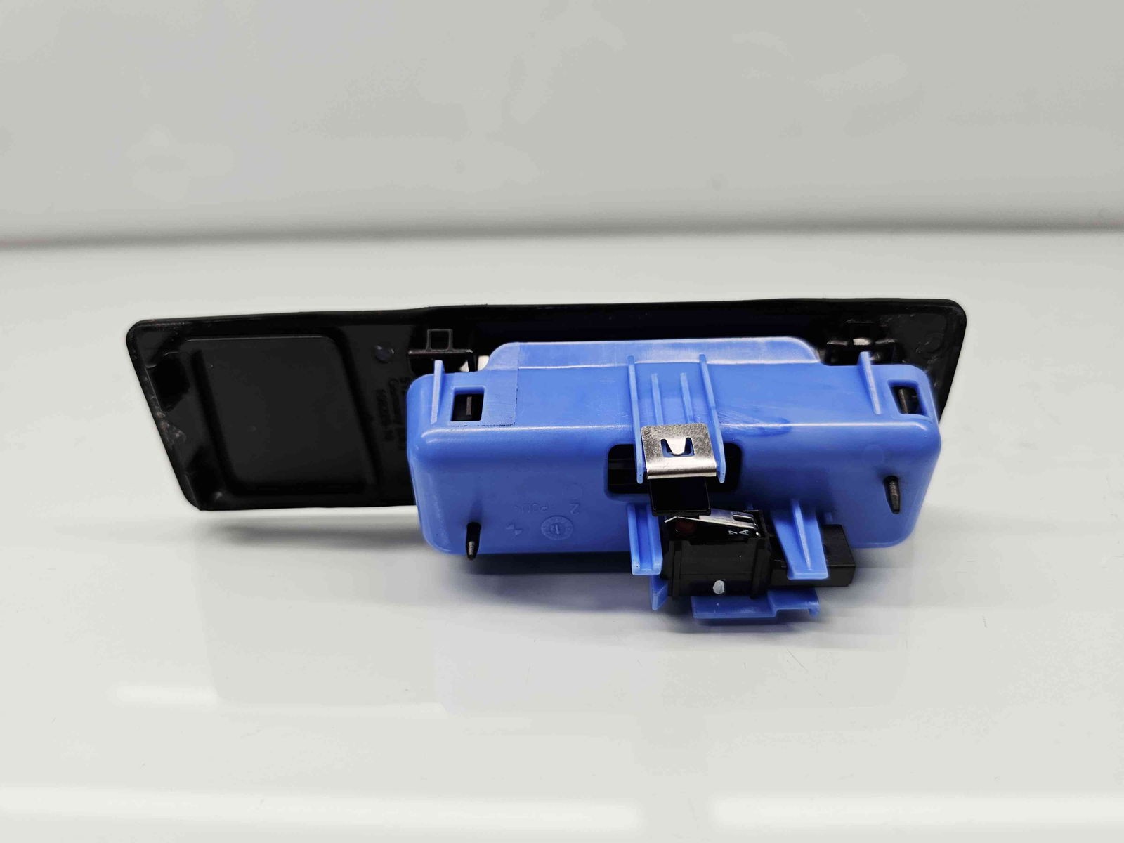 Buton deschidere portbagaj Bmw X1 (F48,F49) [Fabr 2015-2022] 7368752 - imagine 2