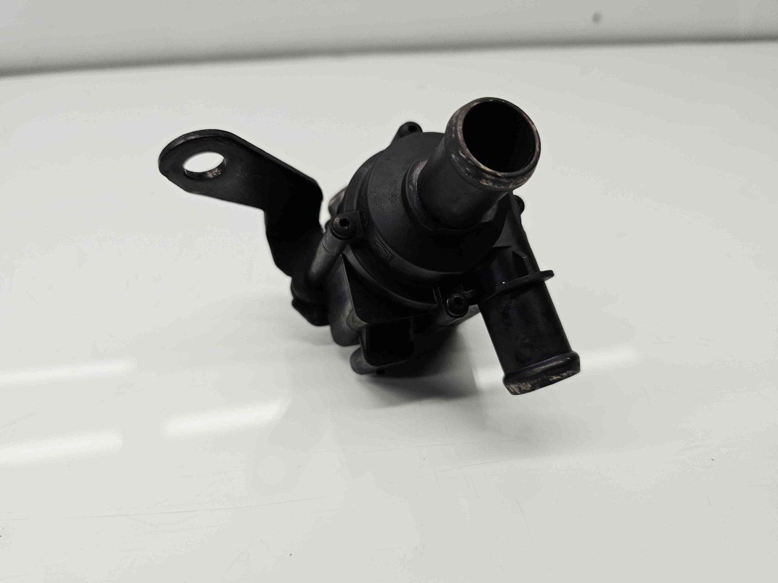 Pompa recirculare apa Audi A4 (8W2, B9) [Fabr 2015-2023] 5Q0965561B 2.0 TDI DETA 140KW / 190CP - imagine 1