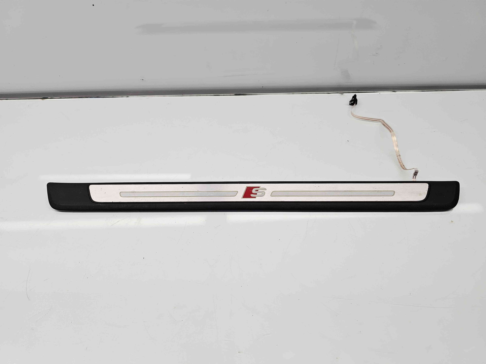 Ornament prag dreapta fata Audi A4 (8W2, B9) [Fabr 2015-2023] - imagine 1