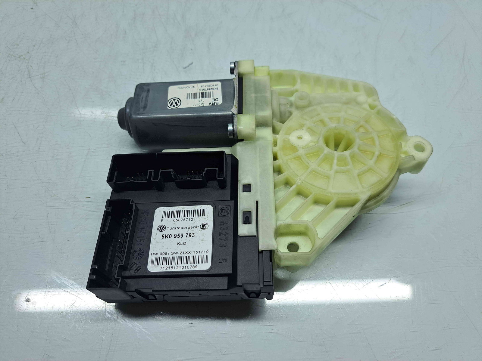 Motoras geam dreapta fata Volkswagen Golf 6 (5K1) [Fabr 2009-2013]