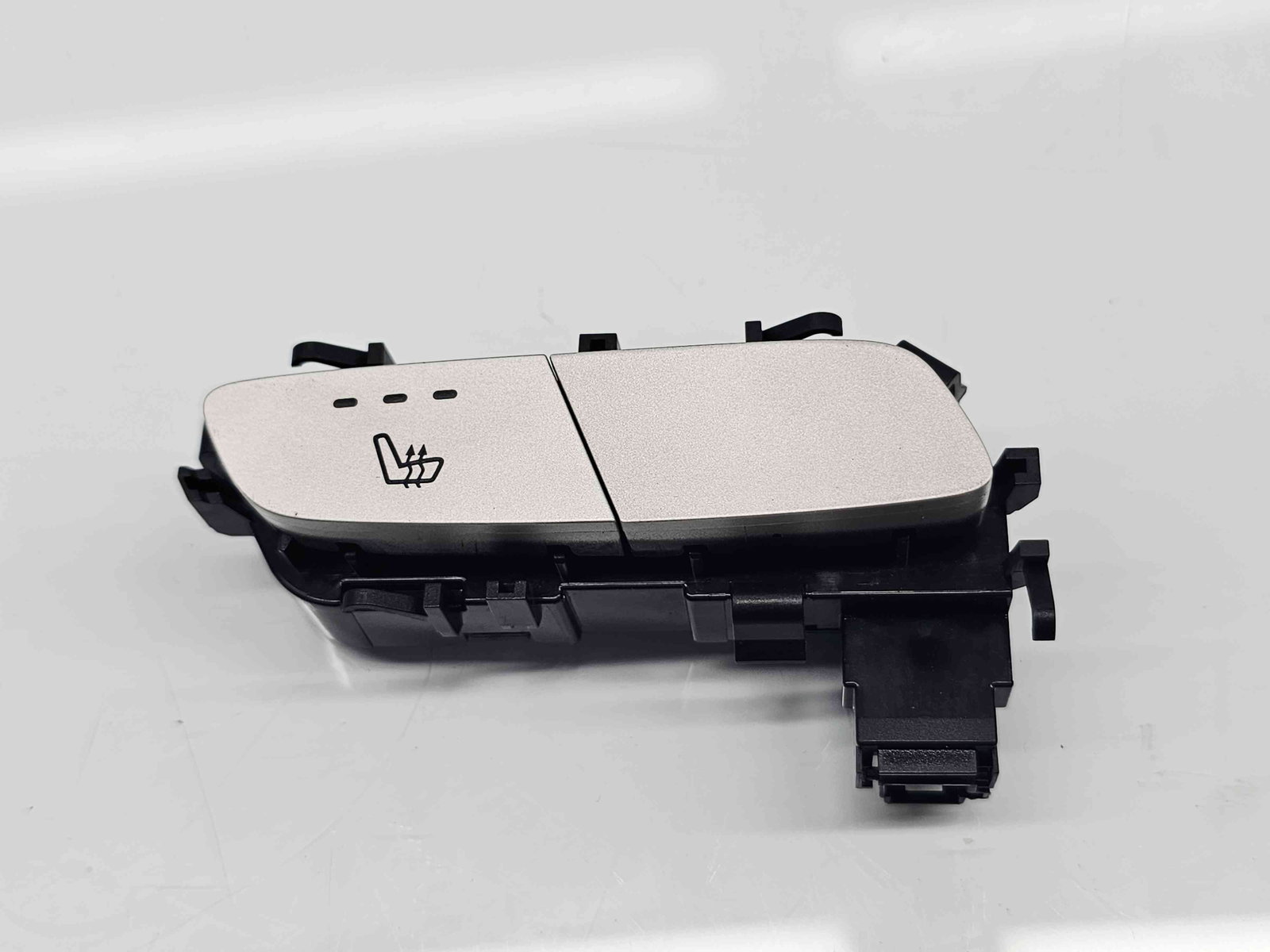 Buton incalzire scaune Mercedes Clasa C Combi (W205) [Fabr 2015-prezent] A2059050004 - imagine 1