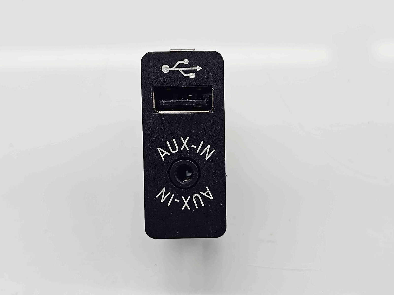 Conector auxiliar USB Bmw X3 (F25) [Fabr 2010-2017] 9266607 - imagine 1