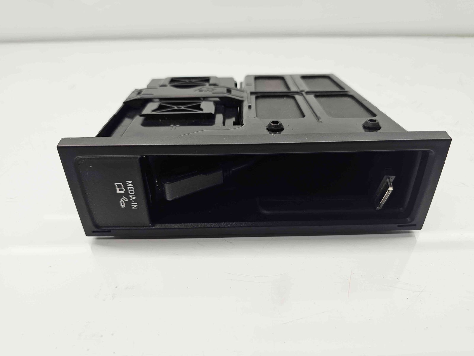 Conector auxiliar USB Volkswagen Passat B7 (362) [Fabr 2010-2014] 5N0035341E - imagine 4