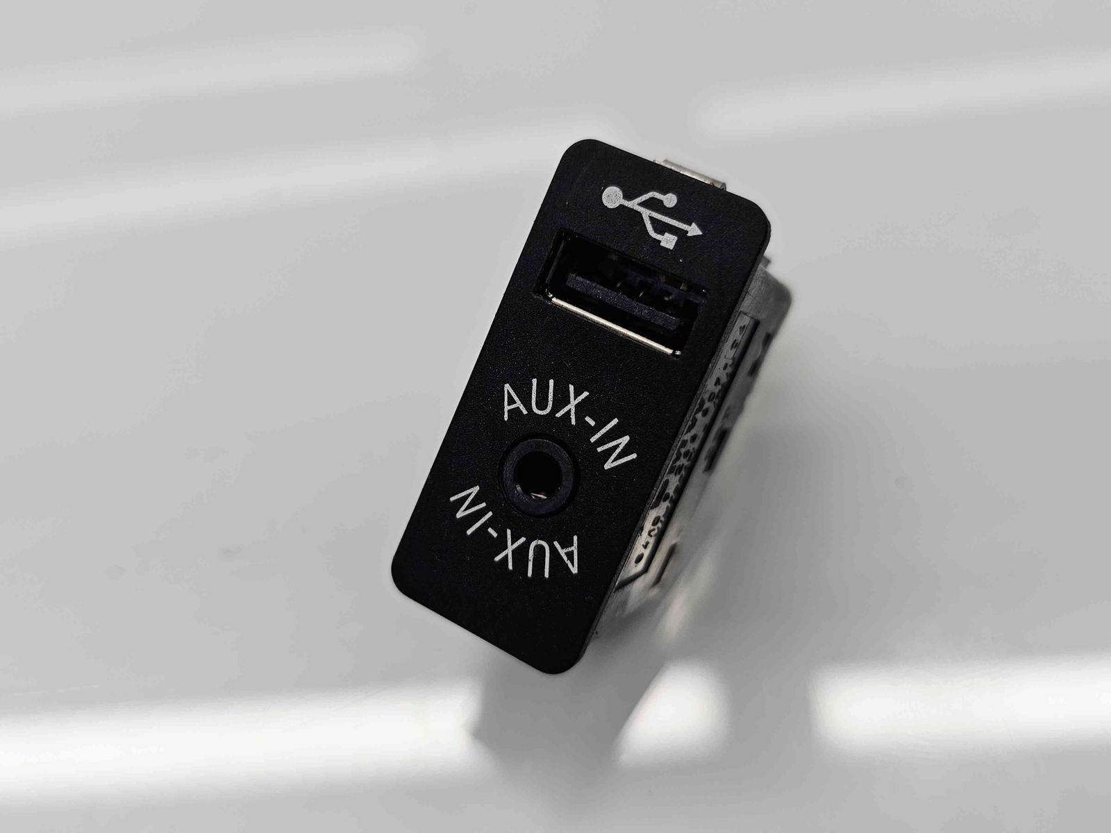 Conector auxiliar USB Bmw X5 (F15, F85) [Fabr 2014-2017] 9266607 - imagine 2