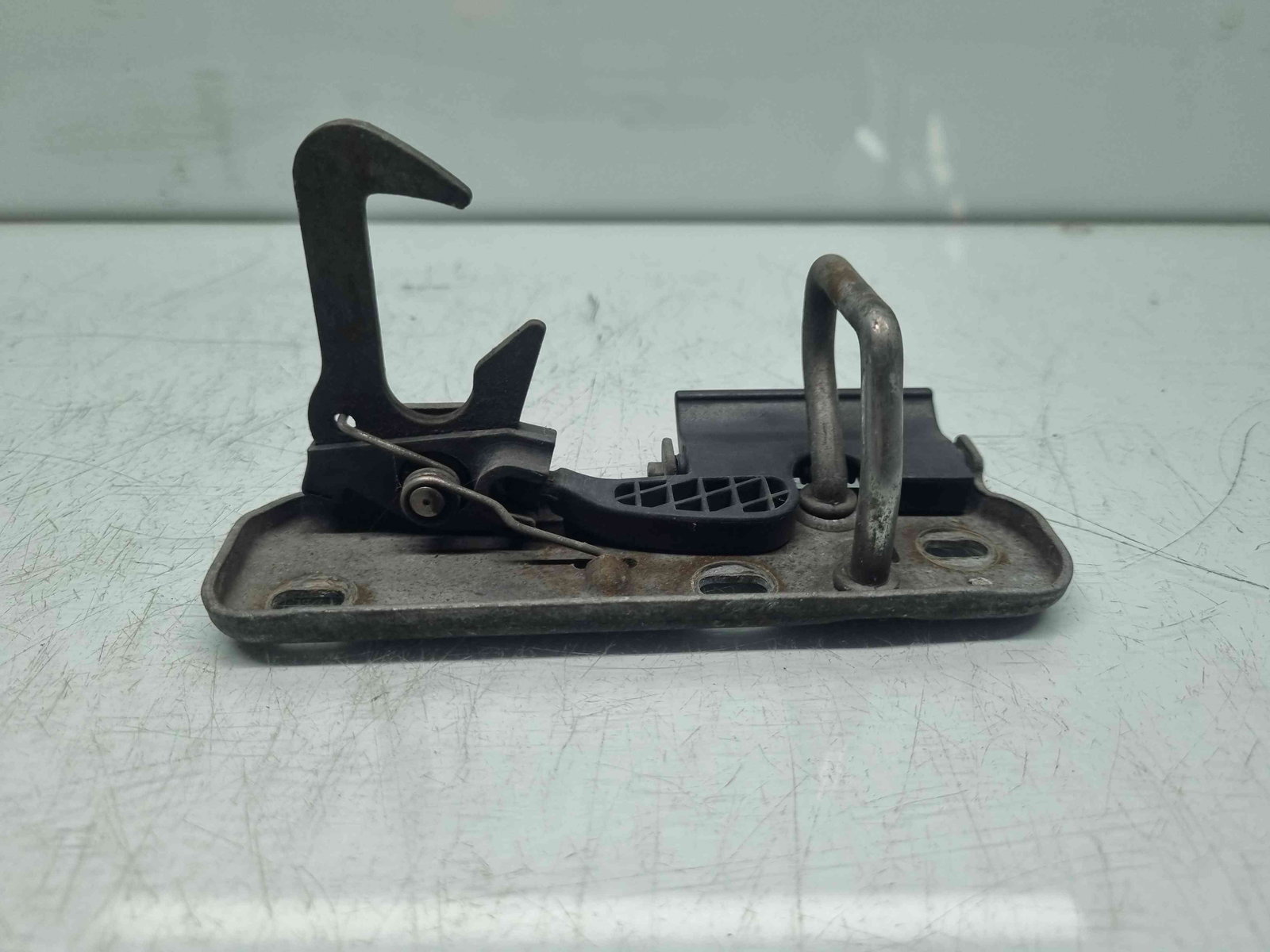 Maner deschidere capota Volkswagen Golf 6 (5K1) GTD [Fabr 2009-2013] - imagine 2