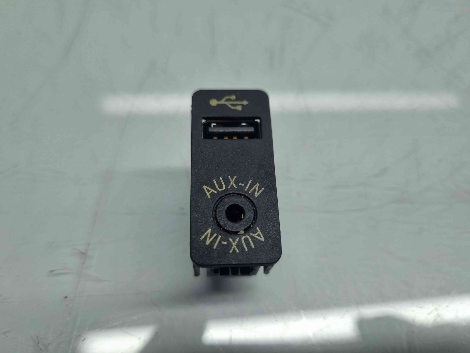 Conector auxiliar USB Bmw X1 (F48,F49) [Fabr 2015-2022] 9229246 - imagine 1