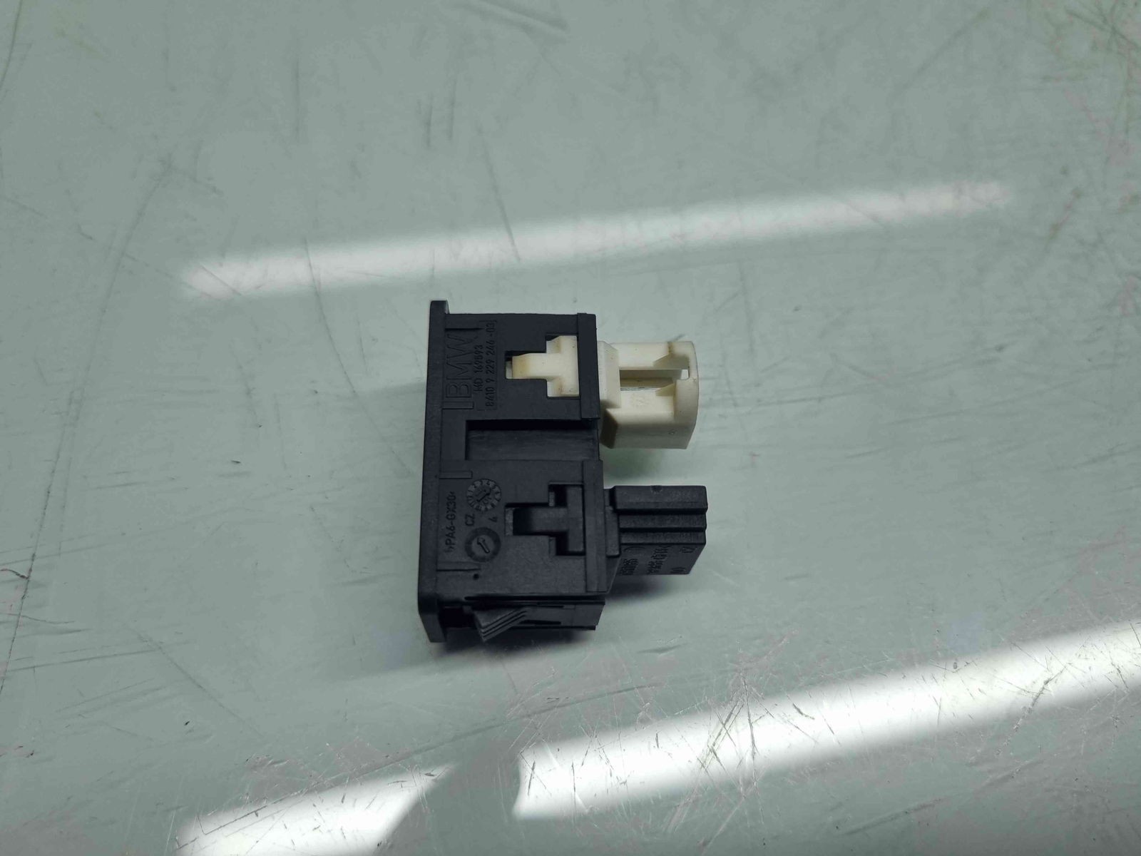 Conector auxiliar USB Bmw X1 (F48,F49) [Fabr 2015-2022] 9229246 - imagine 4