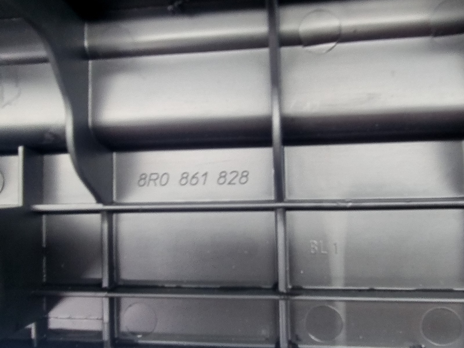 Ornament portbagaj AUDI Q5 (8RB) [Fabr 2008-2016] S-line 8R0861828 2.0 TDI CGLB 125 KW / 170 CP - imagine 3