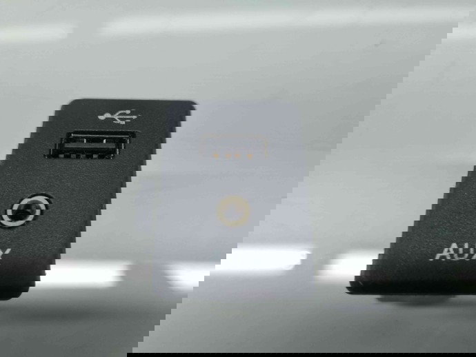  Conector auxiliar USB Nissan X-Trail (T32) [Fabr 2013-prezent] OEM