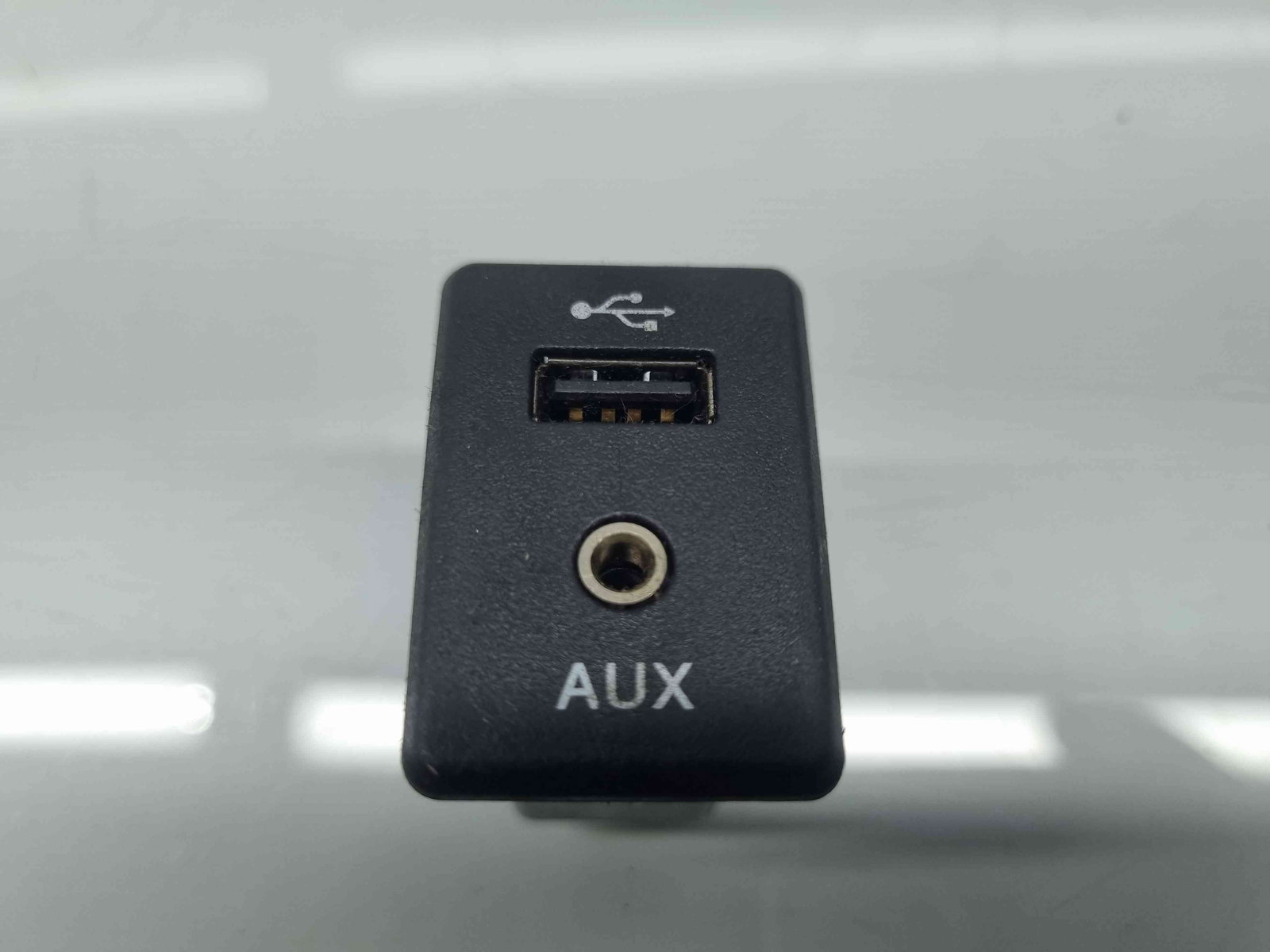 Conector auxiliar USB Nissan X-Trail (T32) [Fabr 2013-prezent] OEM - imagine 1