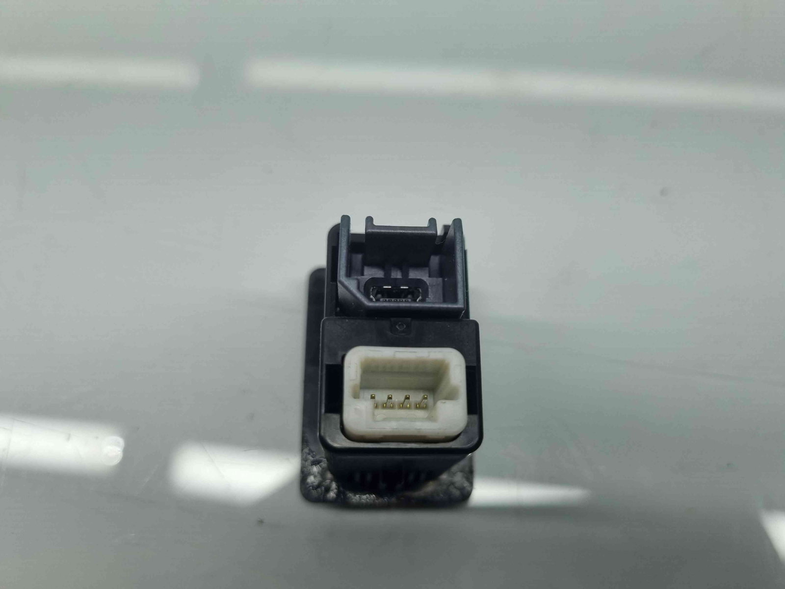 Conector auxiliar USB Nissan X-Trail (T32) [Fabr 2013-prezent] OEM - imagine 3