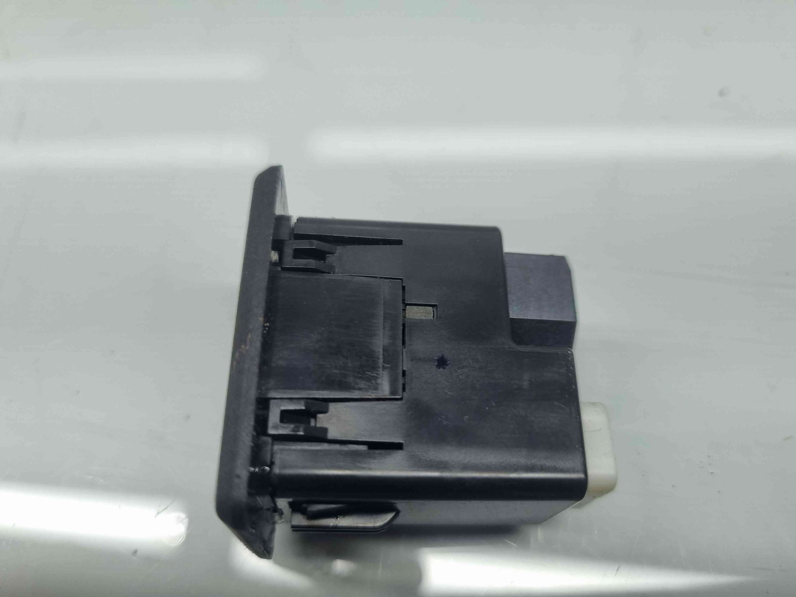 Conector auxiliar USB Nissan X-Trail (T32) [Fabr 2013-prezent] OEM - imagine 4