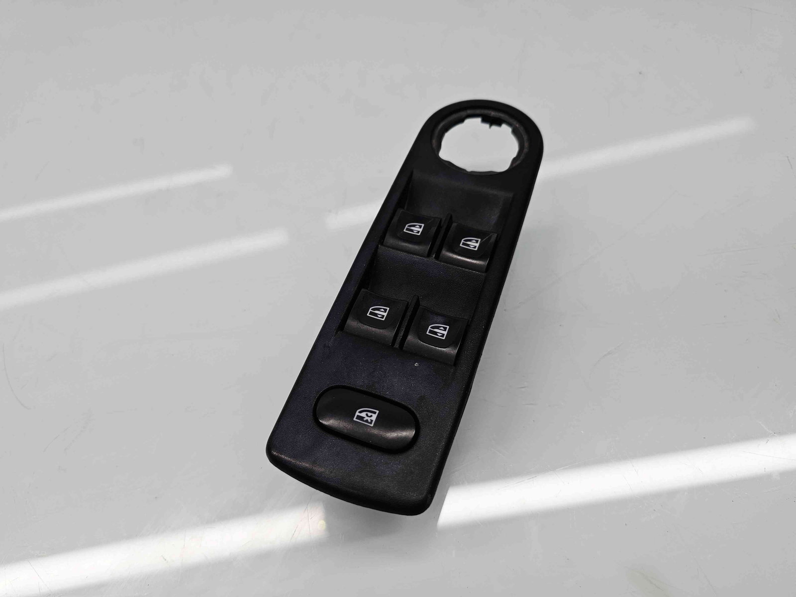 Butoane comanda geamuri sofer Renault Captur (X87) [Fabr 2013-2017] 254117915R - imagine 2