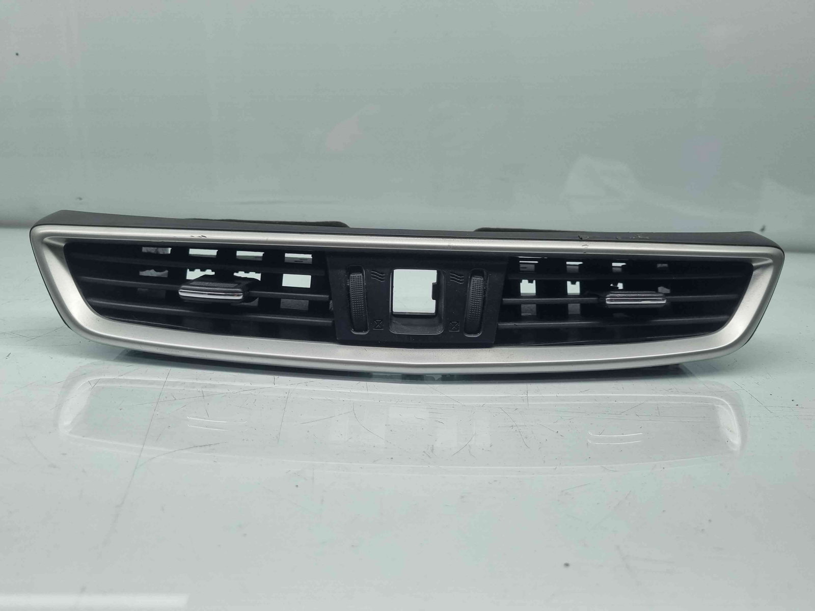 Grila aerisire centrala Nissan X-Trail (T32) [Fabr 2013-prezent] 68750 4BA0A - imagine 1