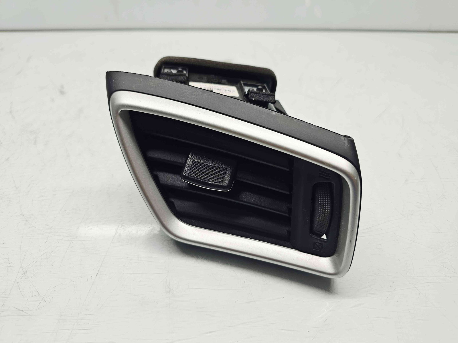 Grila aerisire centrala Nissan Qashqai (2) [Fabr 2013-2017] 687604EA0A - imagine 1