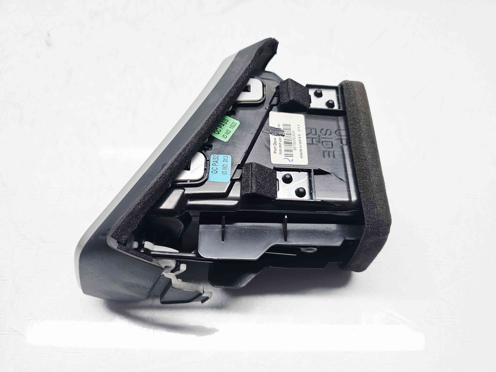 Grila aerisire centrala Nissan Qashqai (2) [Fabr 2013-2017] 687604EA0A - imagine 2