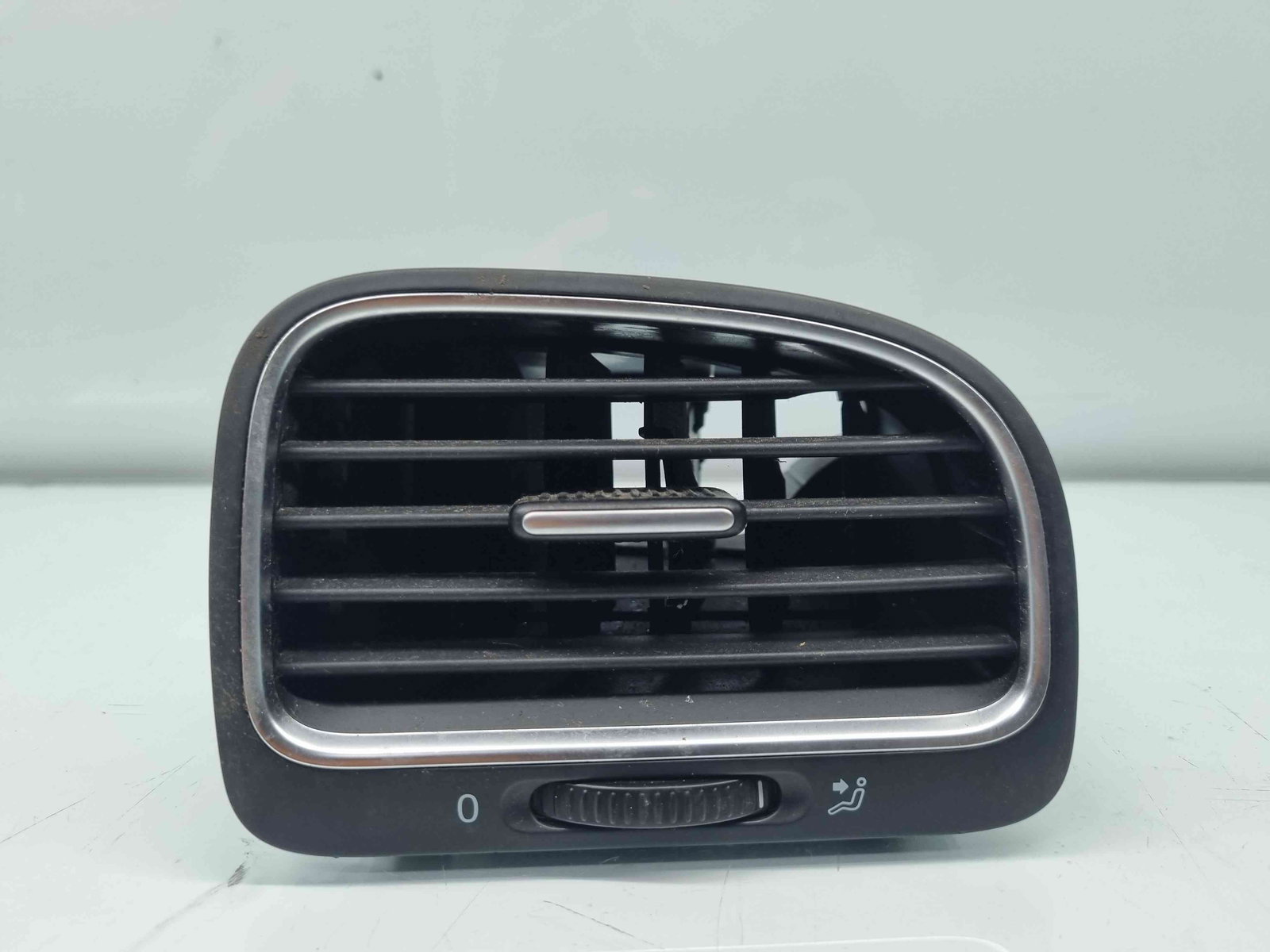 Grila aerisire dreapta Volkswagen Golf 6 (5K1) GTD [Fabr 2009-2013] 5K0819710