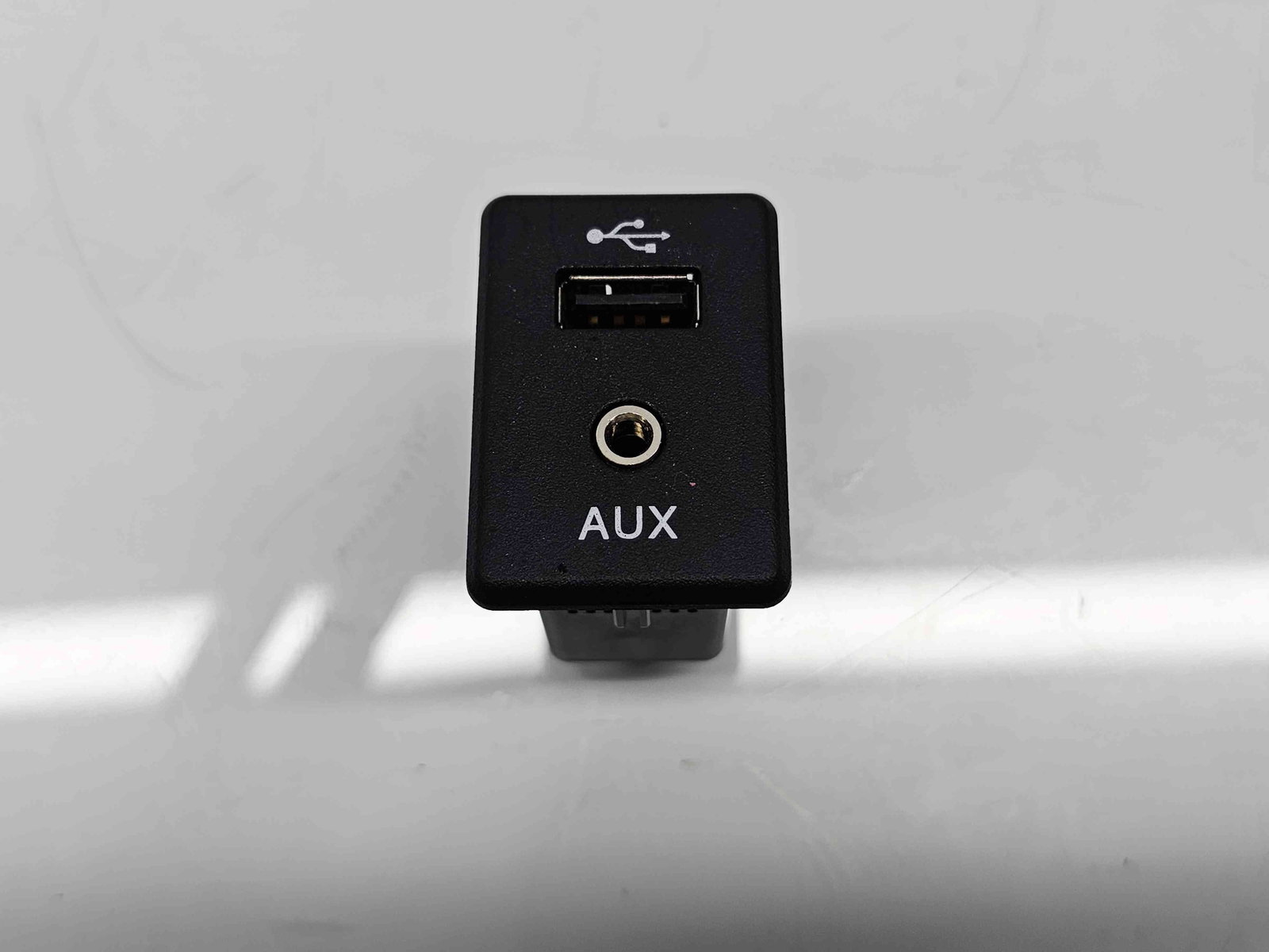 Conector auxiliar USB Nissan Qashqai (2) [Fabr 2013-2017] 795405004 - imagine 1