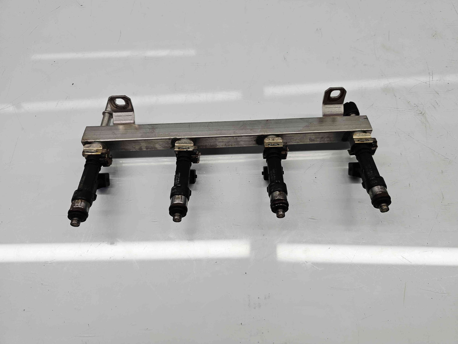 Rampa injectoare Opel Corsa D [Fabr 2006-2013] 55562258 1.2 Benz A12XER 63KW / 85CP - imagine 1