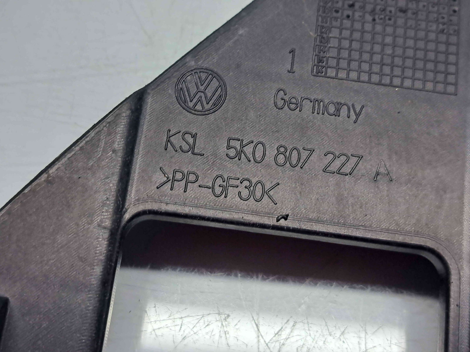Suport far stanga Volkswagen Golf 6 (5K1) [Fabr 2009-2013] 5K0807227A - imagine 3