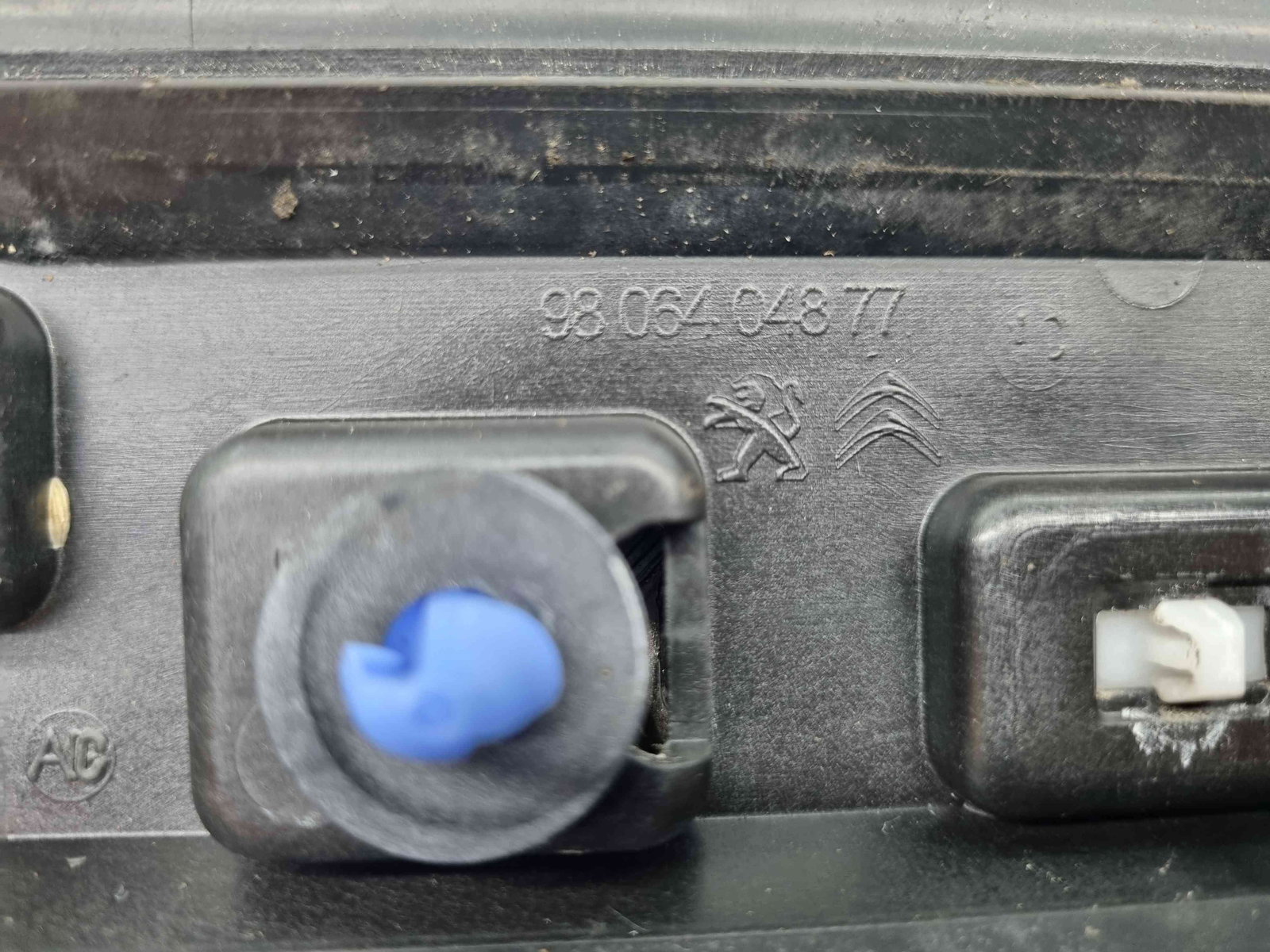 Ornament usa stanga spate Peugeot 2008 [Fabr 2013-prezent] 9806404877 - imagine 5