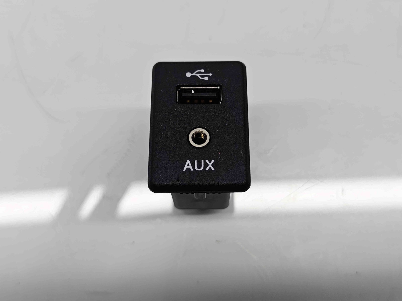 Conector auxiliar USB Nissan X-Trail (T32) [Fabr 2013-prezent] 795405004 - imagine 1