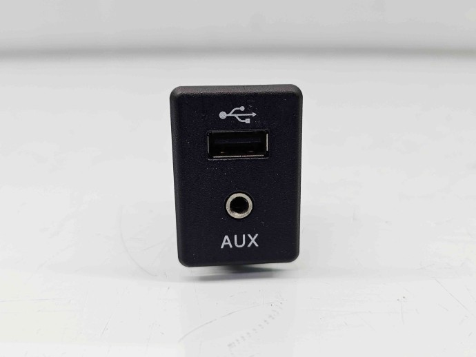  Conector auxiliar USB Nissan X-Trail (T32) [Fabr 2013-prezent] 795405004