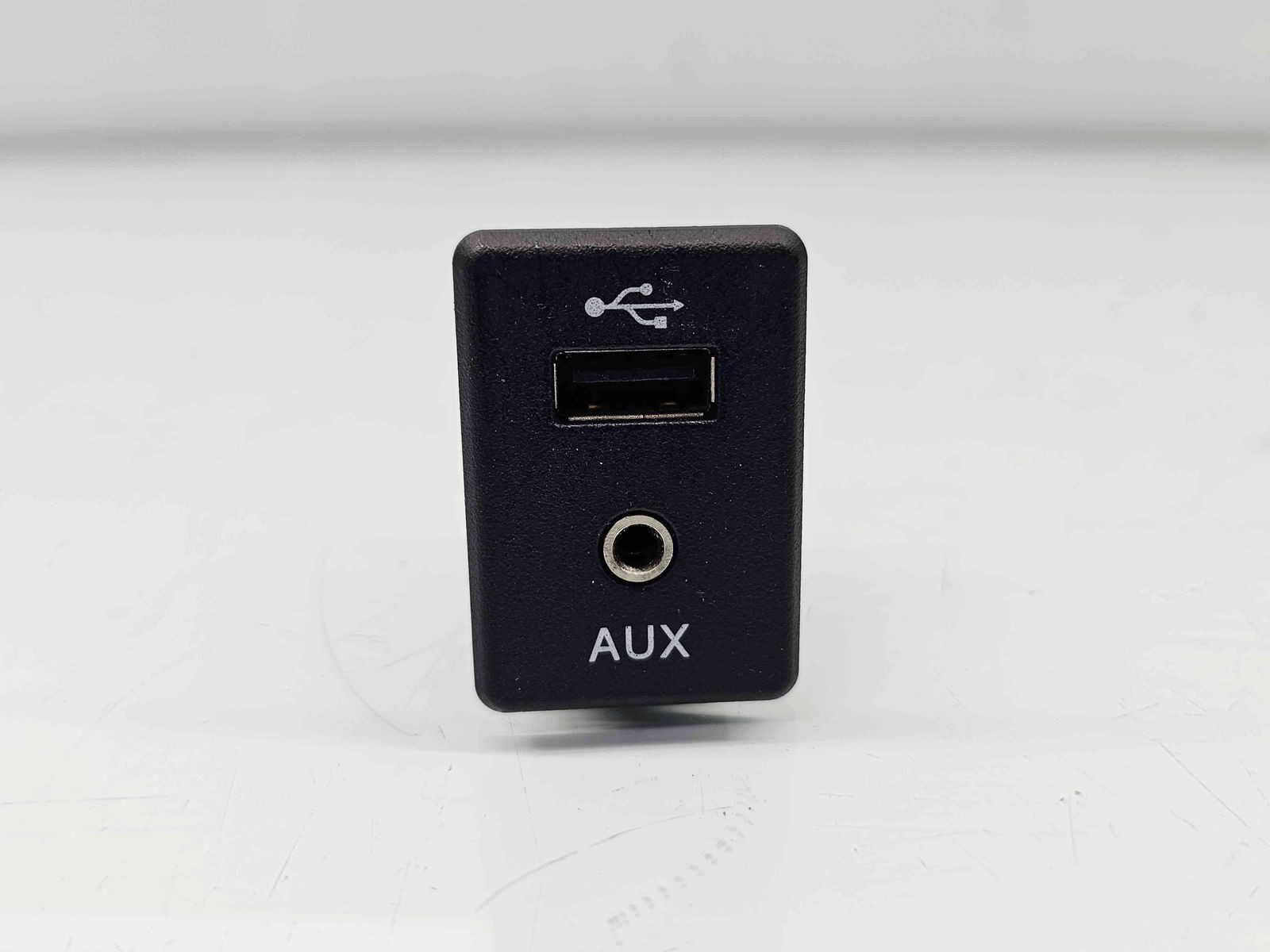Conector auxiliar USB Nissan X-Trail (T32) [Fabr 2013-prezent] 795405004 - imagine 2