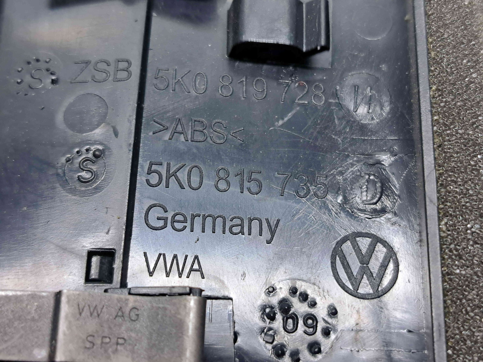 Grila aerisire centrala Volkswagen Golf 6 (5K1) GTI [Fabr 2009-2013] 5K0815735D / 5K0815736D - imagine 3