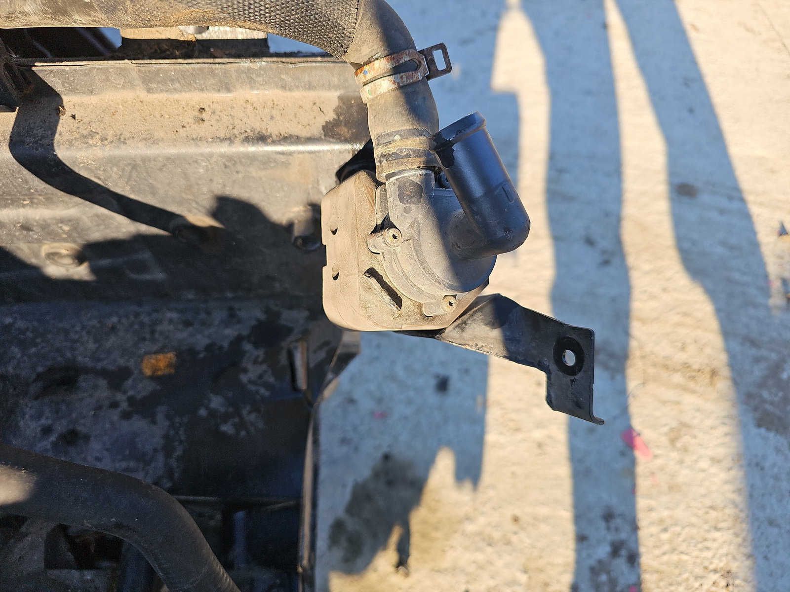 Pompa recirculare apa Bmw 5 (F10) [Fabr 2011-2016] 9239313 2.0 N47D20 135KW / 184CP - imagine 2