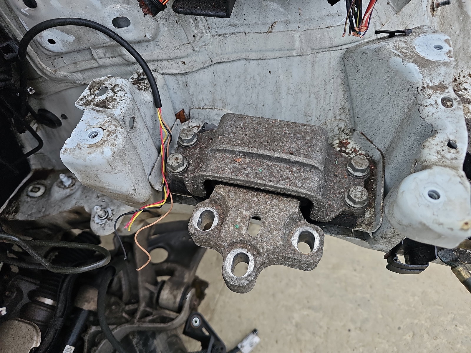 Tampon motor stanga AUDI Q3 (8UB) [Fabr 2011-2018] OEM 2.0 TDI CFFB 103KW / 140CP - imagine 1