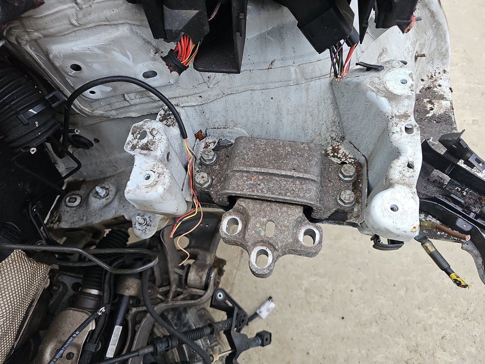 Tampon motor stanga AUDI Q3 (8UB) [Fabr 2011-2018] OEM 2.0 TDI CFFB 103KW / 140CP - imagine 4