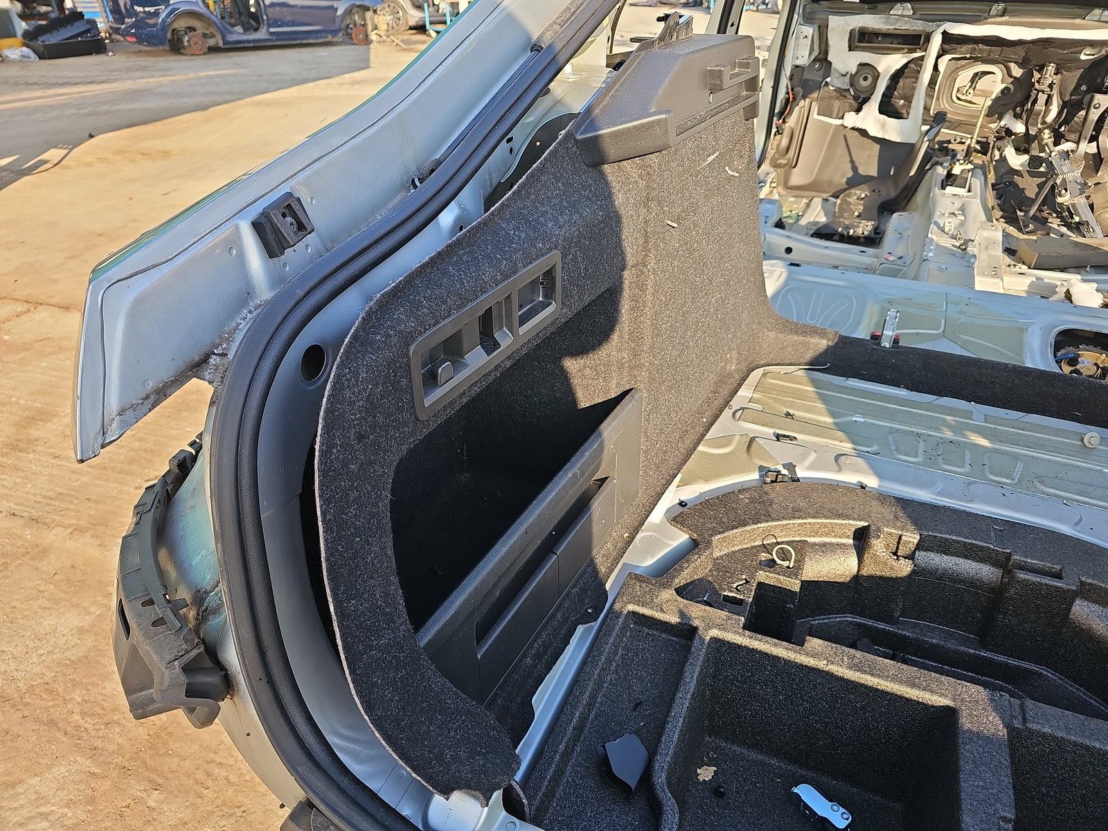 Tapiterie portbagaj stanga Skoda Superb III (3V3) [Fabr 2015-prezent] 3V5867427AH - imagine 2