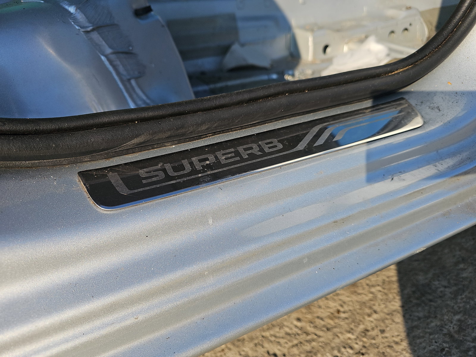 Ornament prag dreapta spate Skoda Superb III (3V3) [Fabr 2015-prezent] OEM - imagine 2