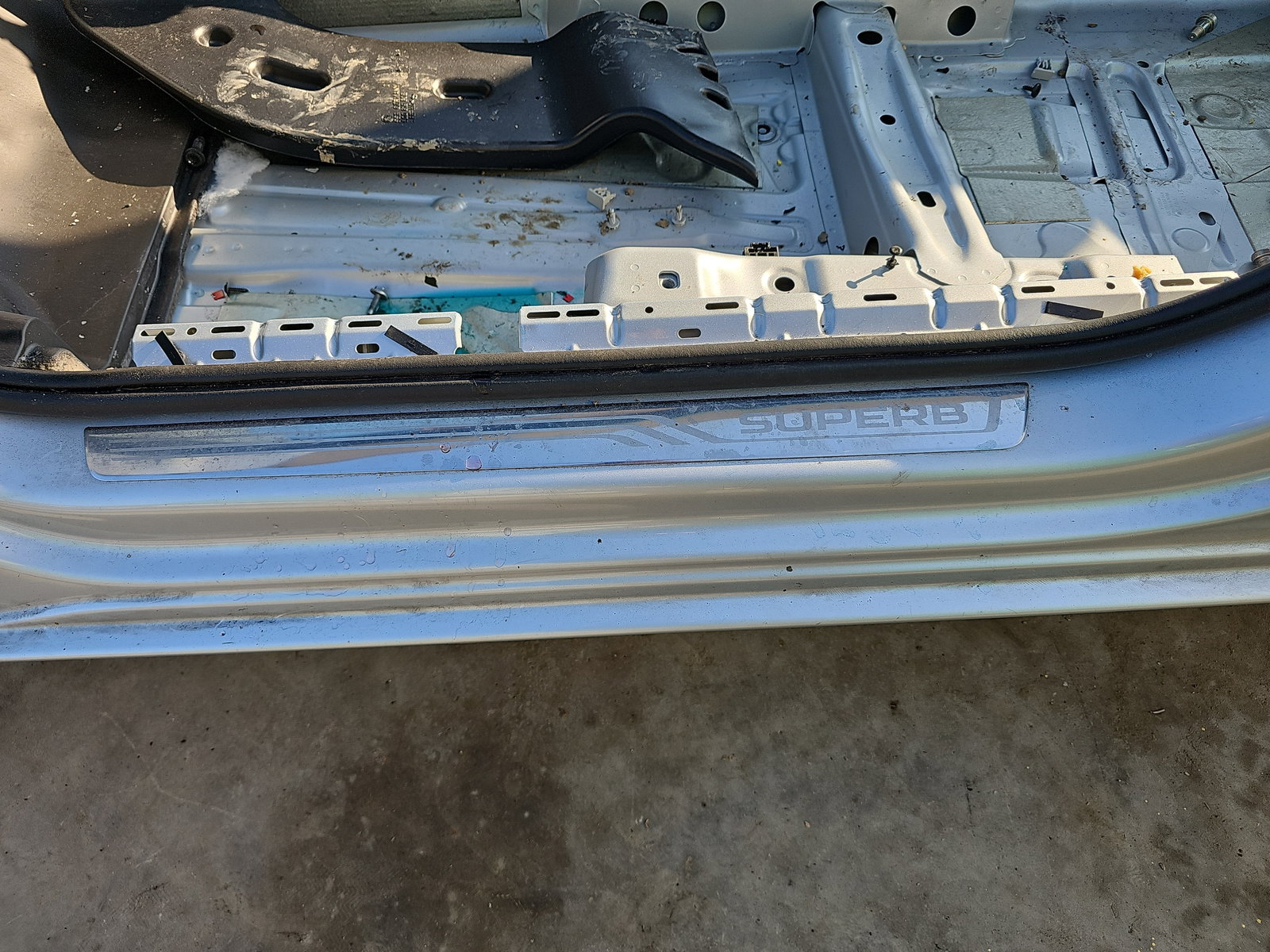 Ornament prag stanga fata Skoda Superb III (3V3) [Fabr 2015-prezent] OEM - imagine 1