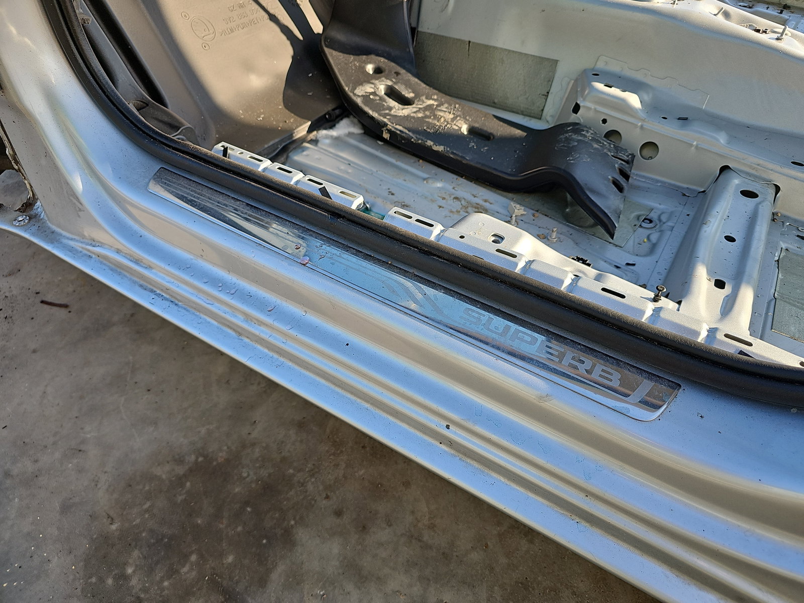 Ornament prag stanga fata Skoda Superb III (3V3) [Fabr 2015-prezent] OEM - imagine 2