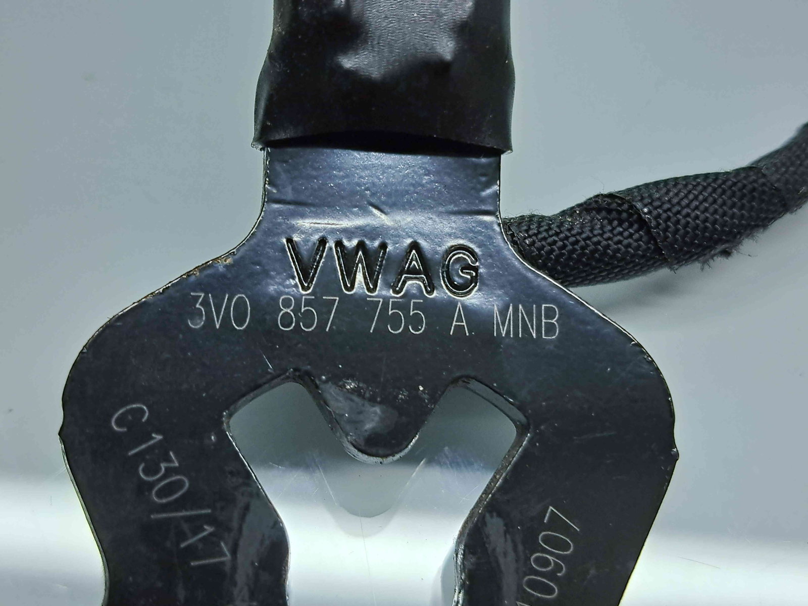 Capsa centura dreapta fata Skoda Superb III (3V3) [Fabr 2015-prezent] 3V0857755A - imagine 3