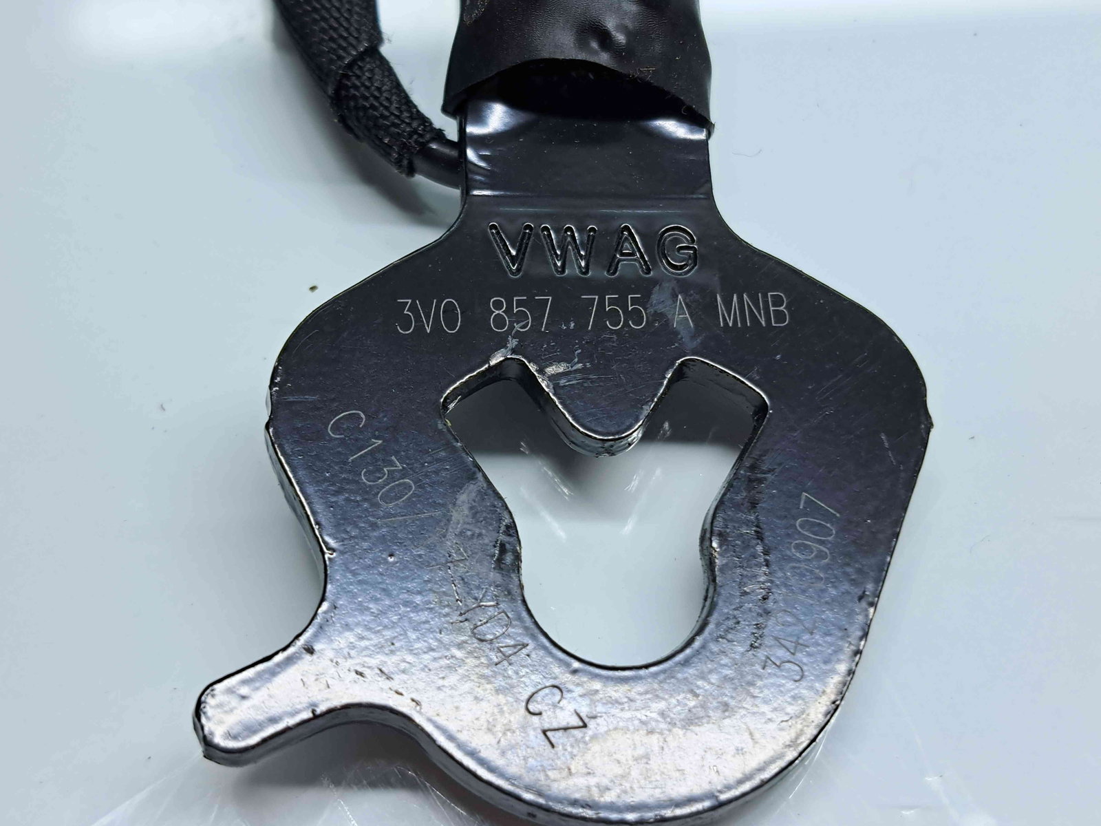 Capsa centura stanga fata Skoda Superb III (3V3) [Fabr 2015-prezent] 3V0857755A - imagine 3