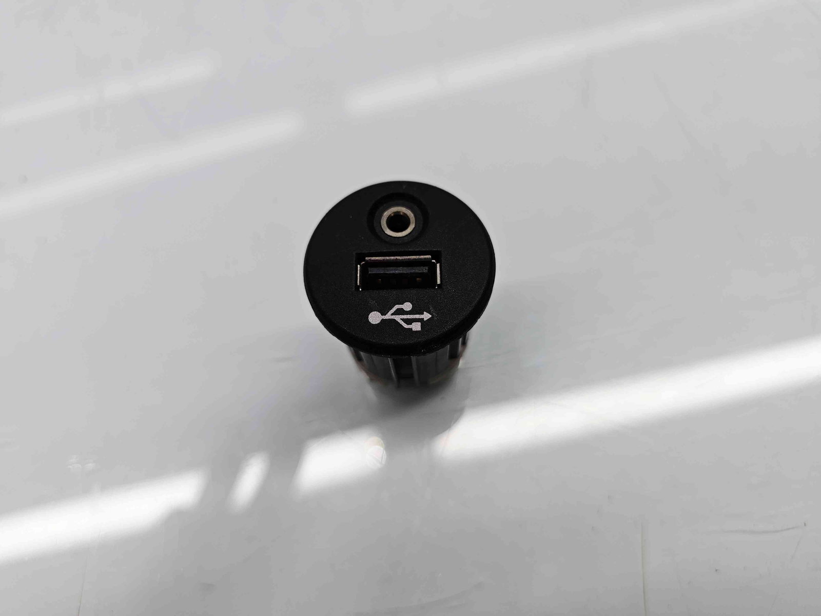 Conector auxiliar USB Nissan Qashqai [Fabr 2007-2014] OEM - imagine 1