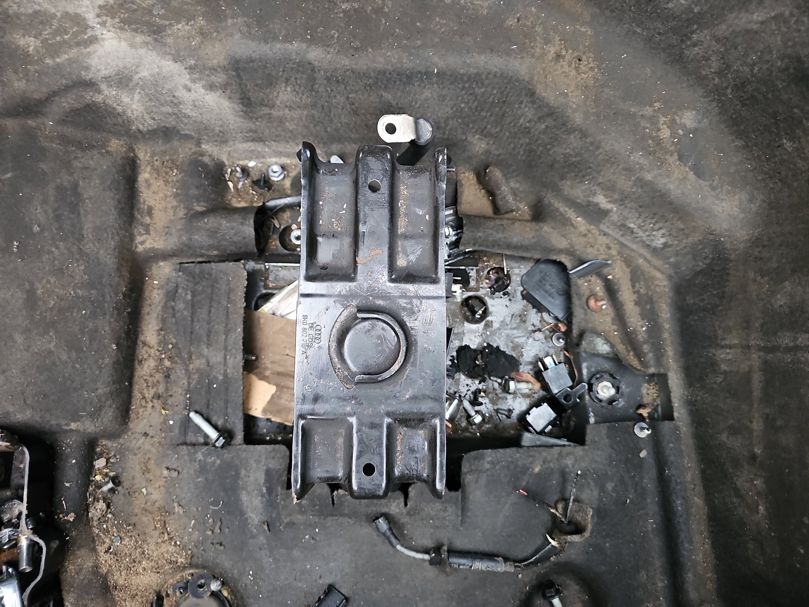 Suport roata rezerva AUDI A4 (8K5, B8) Avant [Fabr 2008-2015] 8K0802715A - imagine 1