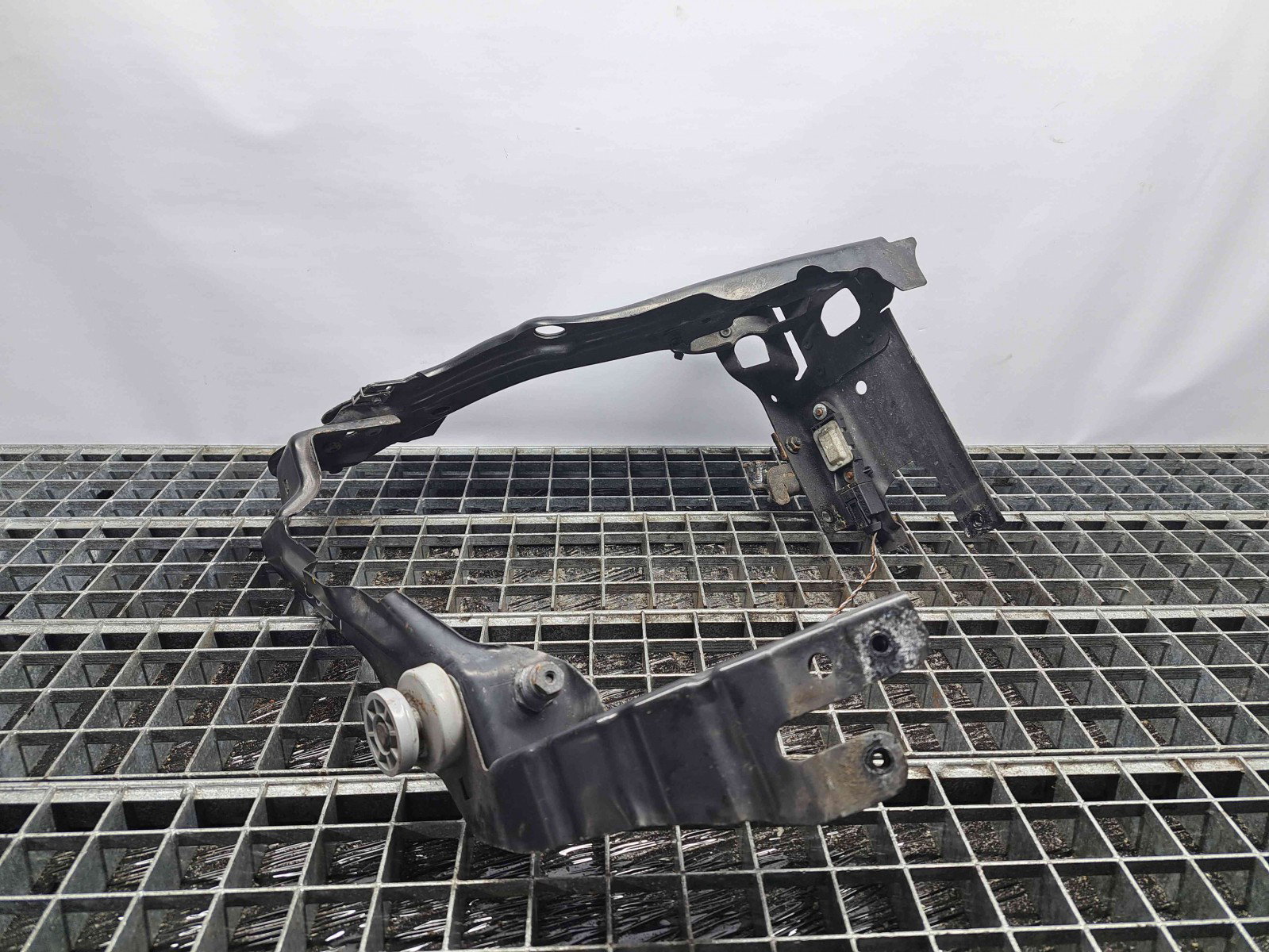 Suport far dreapta Mercedes Clasa E (W211) [Fabr 2002-2009] A2048173420 - imagine 1