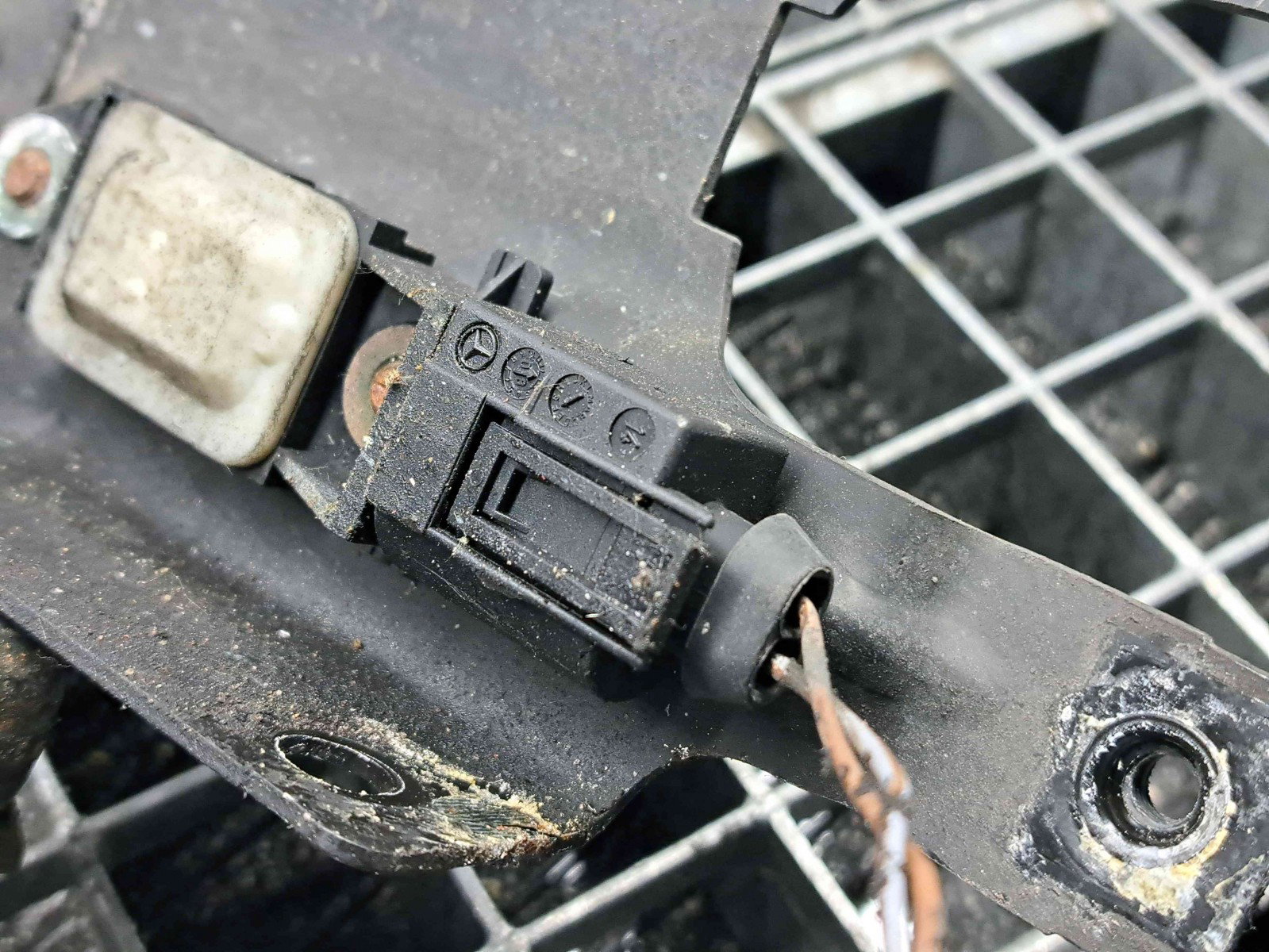 Suport far dreapta Mercedes Clasa E (W211) [Fabr 2002-2009] A2048173420 - imagine 2