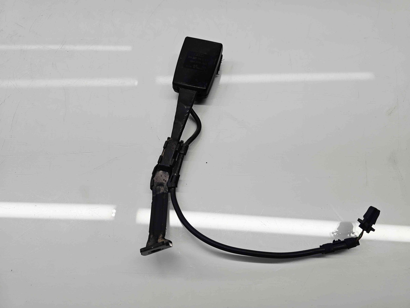 Capsa centura dreapta fata Audi A3 Sportback (8PA) [Fabr 2004-2013] Facelift 8P0857756G - imagine 1