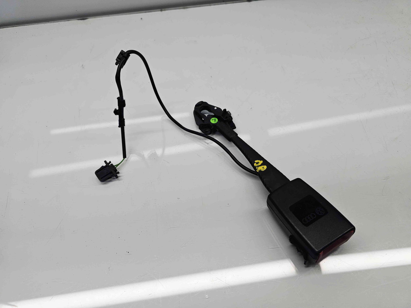 Capsa centura dreapta fata Audi A4 (8K2, B8) [Fabr 2008-2015] 8K0857755D - imagine 1