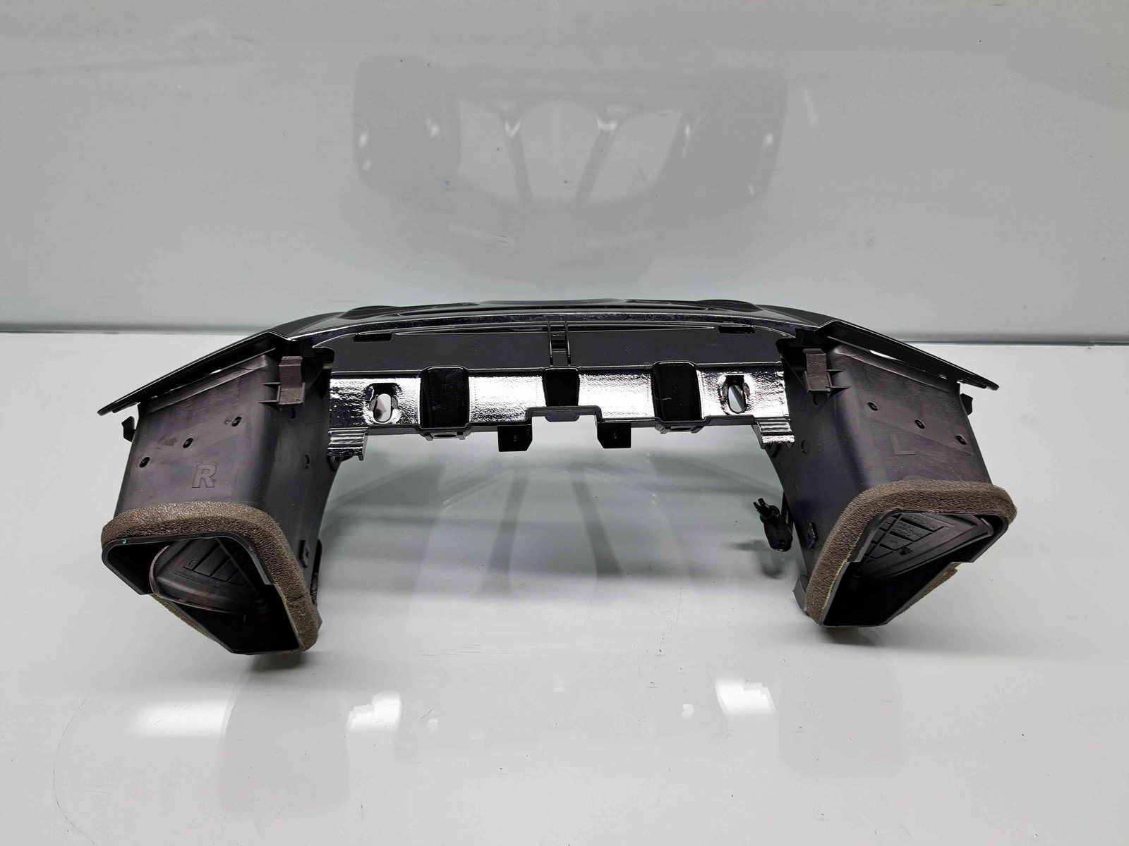 Grila aerisire centrala Ford Fiesta 6 facelift [Fabr 2008-2019] 8A61-18A802-BJW - imagine 2