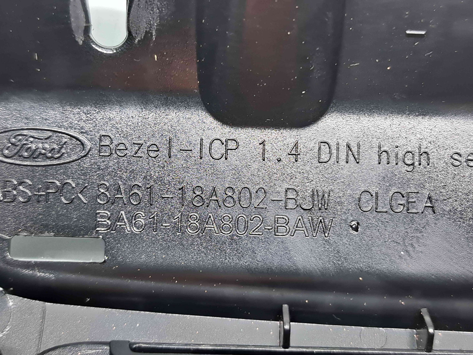 Grila aerisire centrala Ford Fiesta 6 facelift [Fabr 2008-2019] 8A61-18A802-BJW - imagine 4