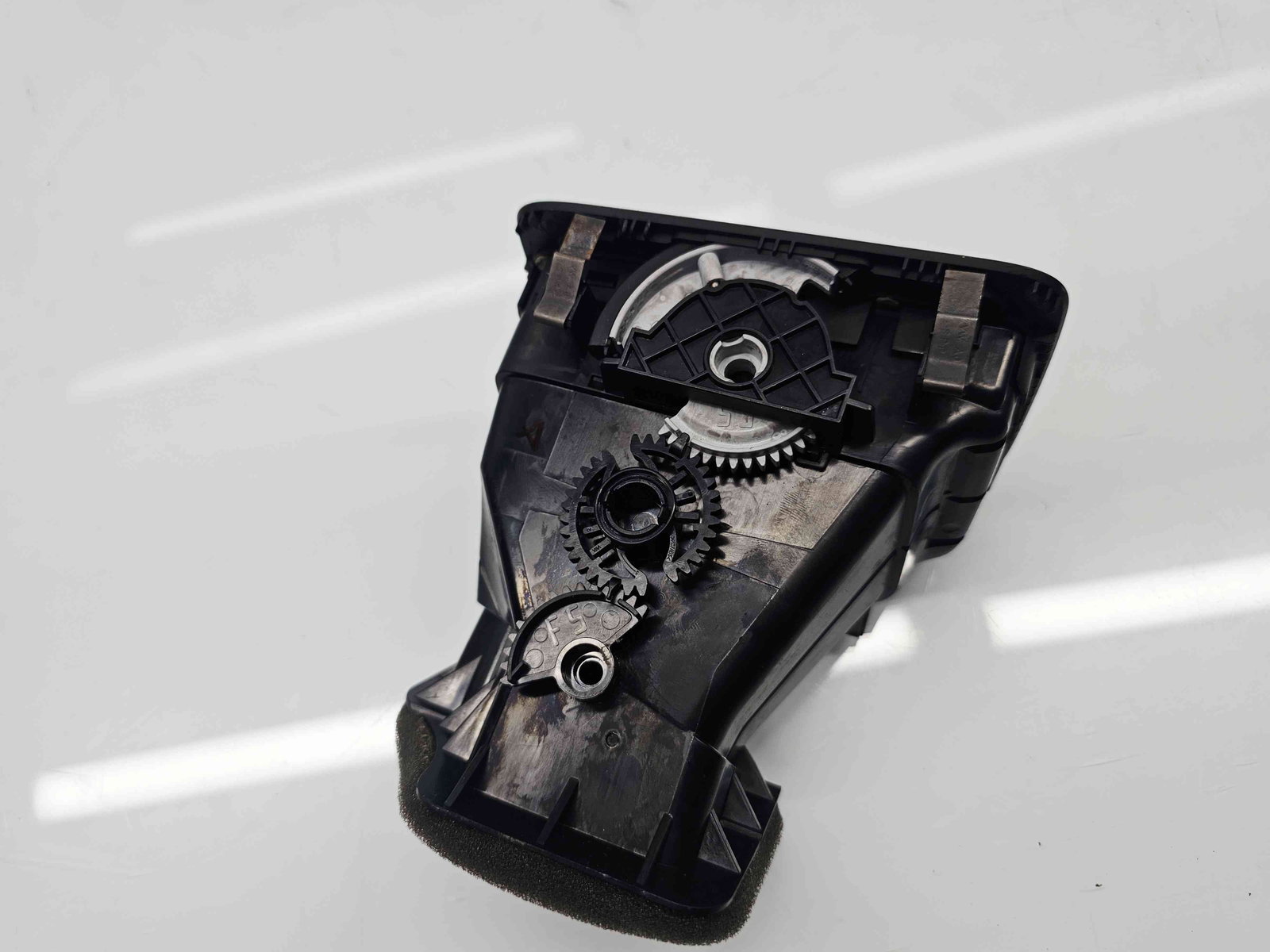 Grila aerisire stanga Volkswagen Golf 6 (5K1) [Fabr 2009-2013] 5K0819709 - imagine 4