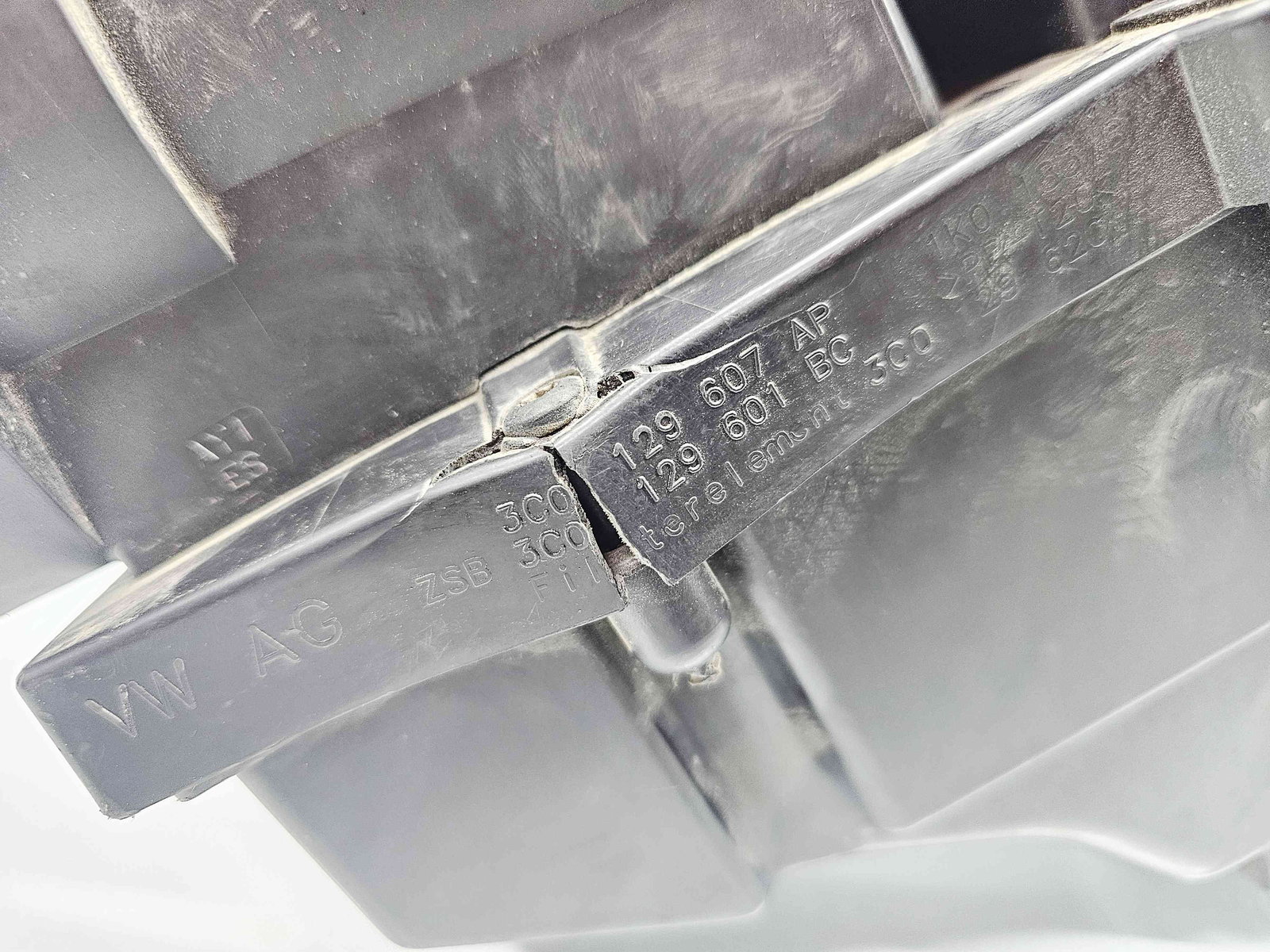 Carcasa filtru aer Volkswagen Passat B6 Variant (3C5) [Fabr 2005-2010] 3C0129607AP 2.0 TDI BMP 103KW / 140CP - imagine 4